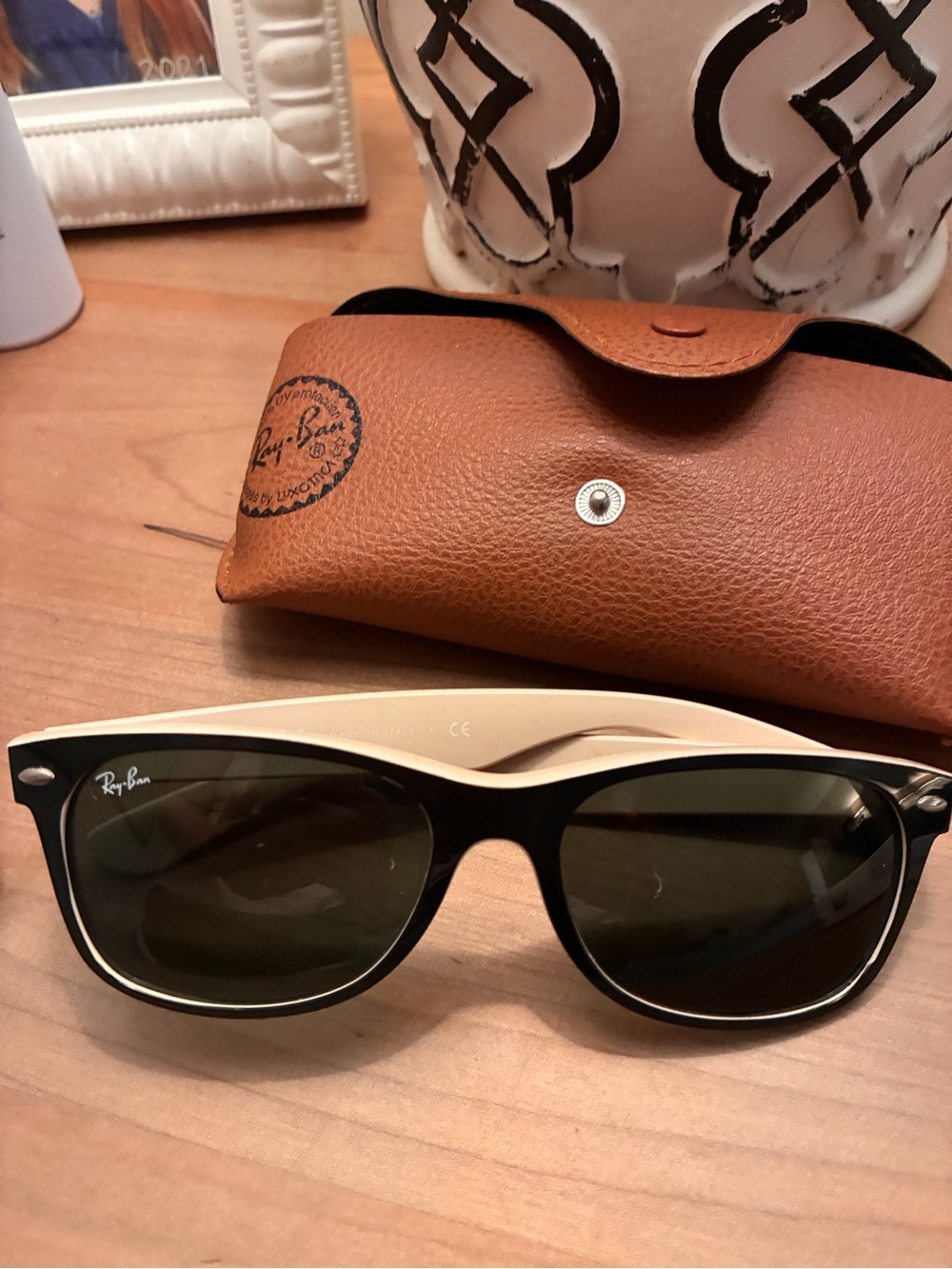 Ray-Ban Men's/Women’s Black & Cream Wayfarer Sunglasses with Green Lenses